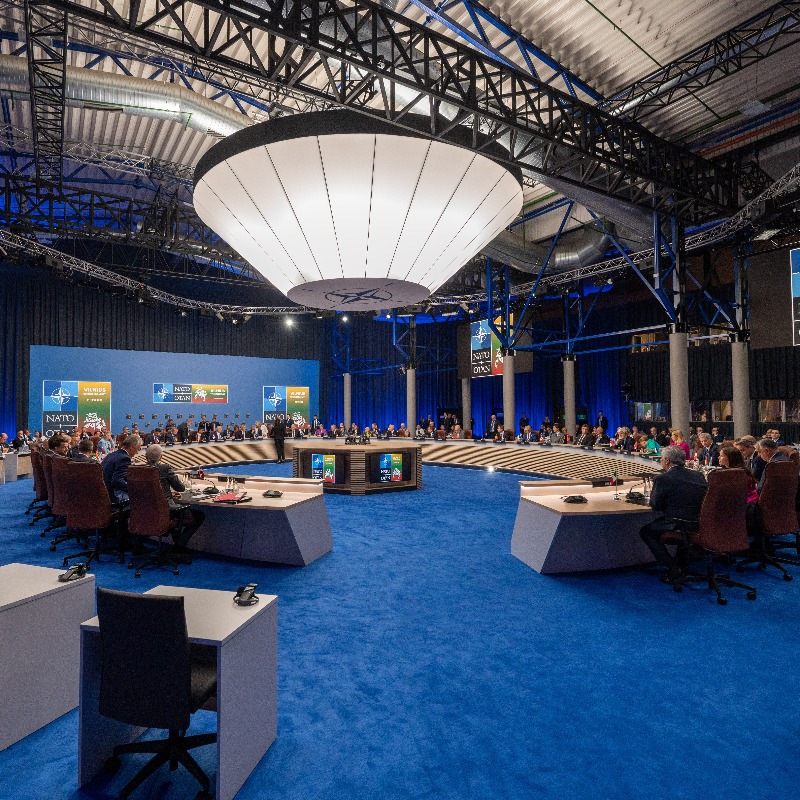 各國領袖在首場會議中，決定成立「北約—烏克蘭理事會」討論戰爭發展，並決議簡化烏克蘭入歐盟一事。   圖：翻攝自推特@NATO