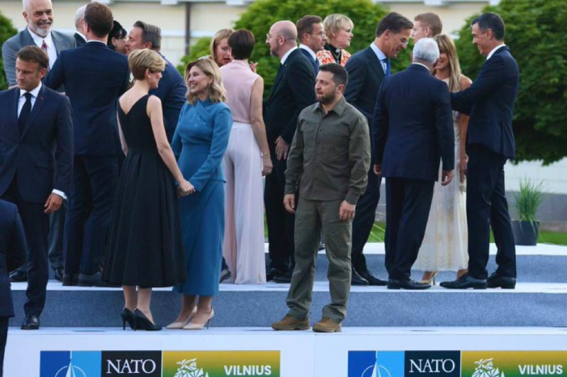 網路上瘋傳的照片顯示，澤連斯基昨天在一場北約峰會期間舉行的晚宴上，遭各國政要「冷落」於一旁，神情並難掩惆悵。   圖：擷取自推特@mhofela_mhofu