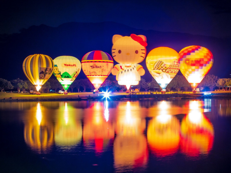 鹿野高台限定的「熱氣球X無人機X煙火」光雕將週週舉辦，其中呼聲最高、最想看見到的Hello Kitty也將參與無人機展演。   圖：台東縣政府／提供（資料照）