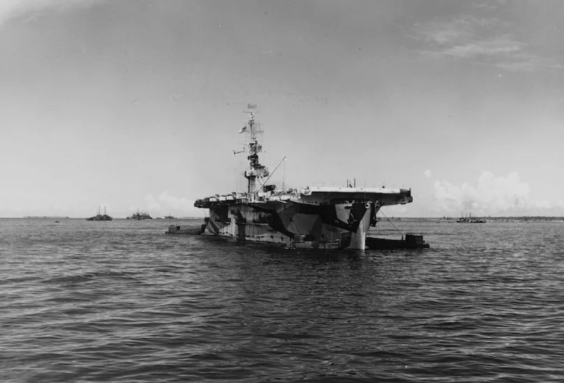 「奧馬尼灣號(USS Ommaney Bay，CVE-79)」航空母艦。1944年11月22日在巴布亞紐幾內亞金鍾群島附近海域拍攝。   圖：翻攝The Naval History and Heritage Command