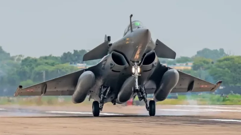 印度宣佈將向法國購買 26 架「飆風M」戰機，部署在航空母艦上。   圖：翻攝自騰訊網／環球網