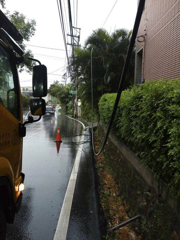 而桃園市平鎮、大溪一帶，今日中午因為高壓線遭到雷擊故障，造成1393戶大停電。   圖：台灣電力公司／提供