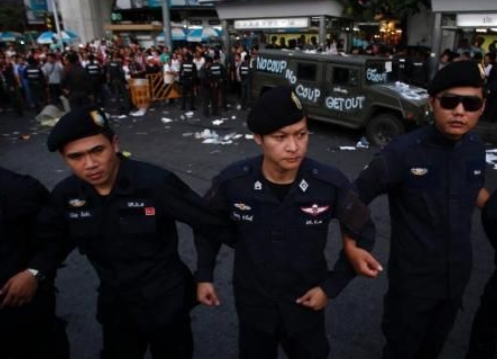 泰國示威者發起集會抗議軍事政變，並與軍方產生了激烈衝突，最終軍方成功將部分示威者逮捕。   圖：翻攝自新浪