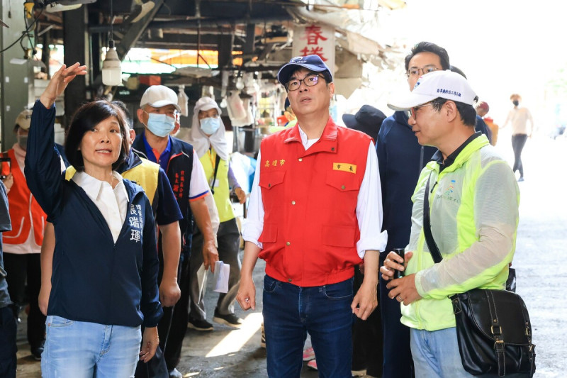 陳其邁(右二)視察前鎮瑞興市場登革熱防治工作。   圖：高雄市衛生局提供