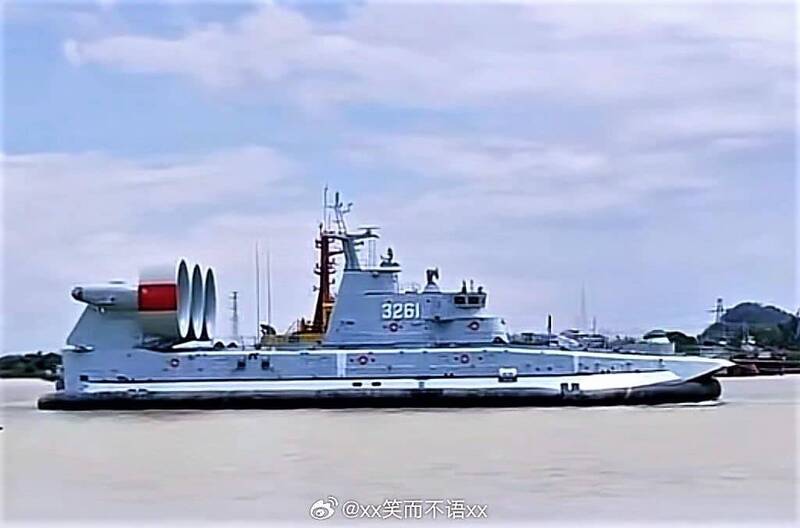 近日中共解放軍海軍最新曝光的「野牛級」（Zubr-class）728型氣墊登陸艇。   圖：翻攝自微博