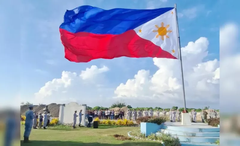 菲律賓士兵在前線升起國旗，紀念南海仲裁案勝訴 7 周年。 圖：翻攝自Palawan News