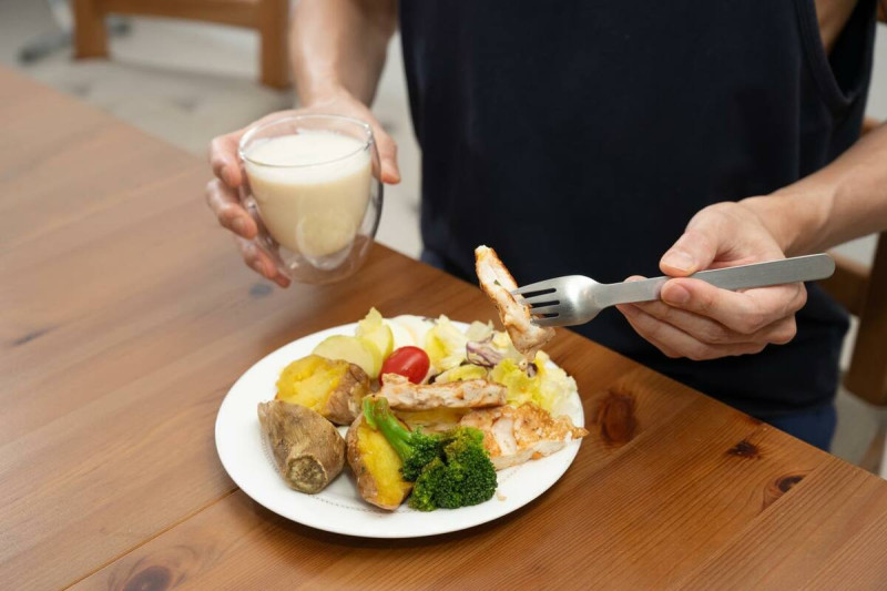 減重醫生蕭捷健表示，事實上吃對早餐，比不吃早餐還能穩定血糖！   圖：翻攝自減重醫師 蕭捷健 臉書專頁