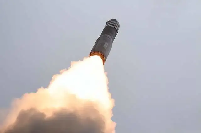 朝鮮中央通訊社近期宣佈，朝鮮導彈總局近期試射了新型洲際彈道導彈「火星砲-18」，試射活動取得了圓滿成功。   圖：翻攝自朝中社
