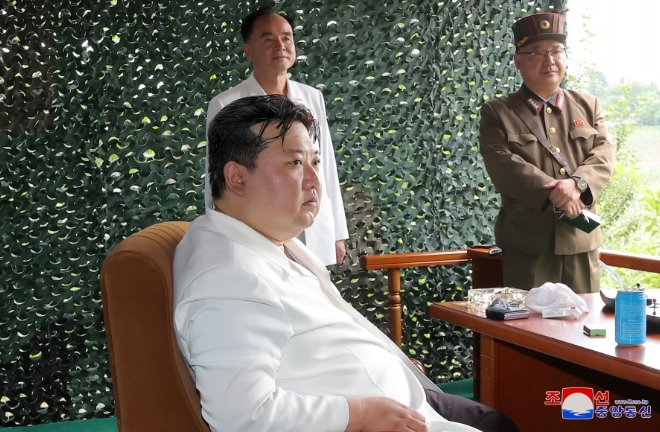 北韓領導人金正恩到導彈發射現場督導。   圖：翻攝自朝中社
