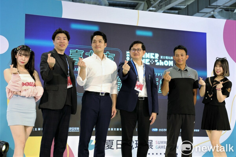 左起為：赤鬼伯伯、J Team 行銷業務總監Hank、台北市長蔣萬安、台北市電腦公會榮譽理事長童子賢、台北體育局代表、妲妲。 圖：蔡幸秀/攝