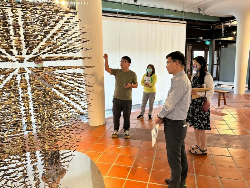 中市客委會江俊龍主委於開展前率隊視察藝術作品。   台中市政府客委會/提供