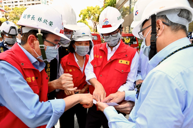 陳其邁(右二)與相關局處首長共同救災。   圖：高雄市政府提供