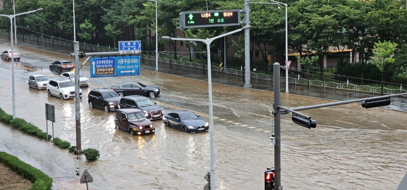 連日暴雨襲擊南韓，各地紛紛傳出災情，釀成全國 10 人失蹤、近 9000 戶停電等情況。   圖：翻攝自推特@Dinggyo