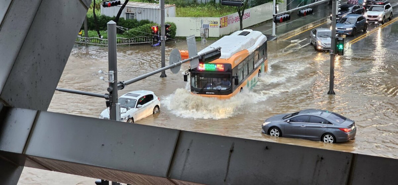 豪雨造成路面嚴重積水，南韓國務總理韓德洙也在跨部會會議中指示政府各部門提高警覺，嚴防災害。   圖：翻攝自推特@Dinggyo