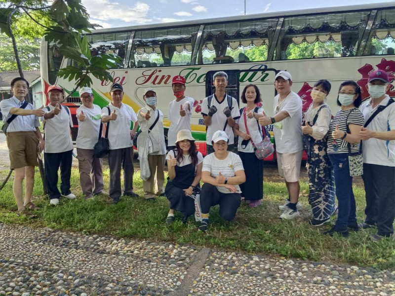 中油後勁勞宅居民搭遊覽車北上參加凱道716遊行。   圖：中油高雄後勁勞宅自救會提供