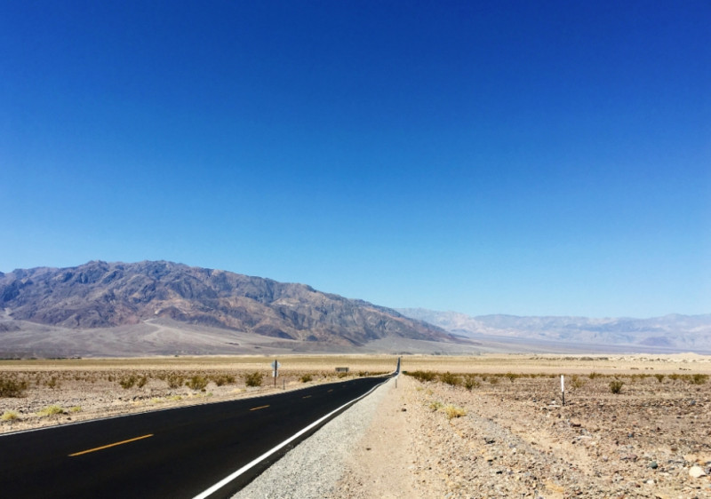 美國加州著名的死谷(Death Valley)，是地球上最熱的地方之一，當地可能在16日創下新的高峰，溫度計可能上升到華氏130度(攝氏54度)。   圖：截取自微博