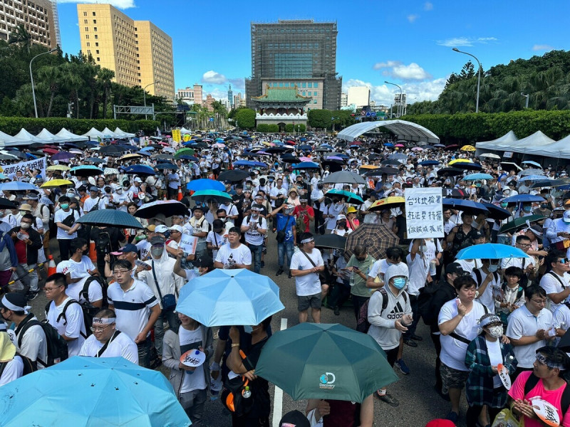 以「司法及居住正義」為訴求的公平正義救台灣遊行預計今(15)日下午 2 點登場，大批民眾已陸續集結在凱道上，上百名警力也全程監控活動現場，維護安全。   圖：張良一攝