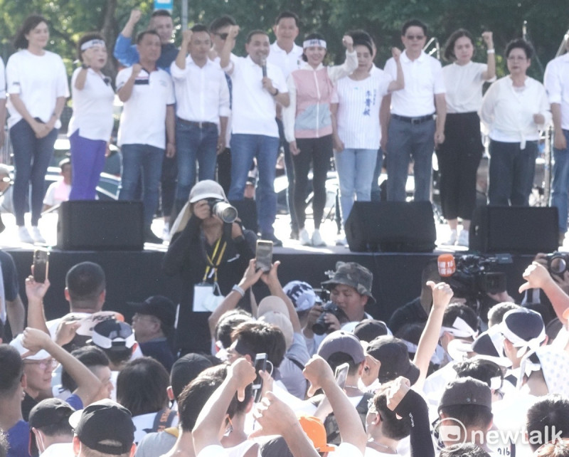 國民黨總統參選人侯友宜出席「716公平正義救台灣」凱道遊行，大喊「公平、正義、侯友宜」，遭現場噓爆。   圖：張良一 / 攝