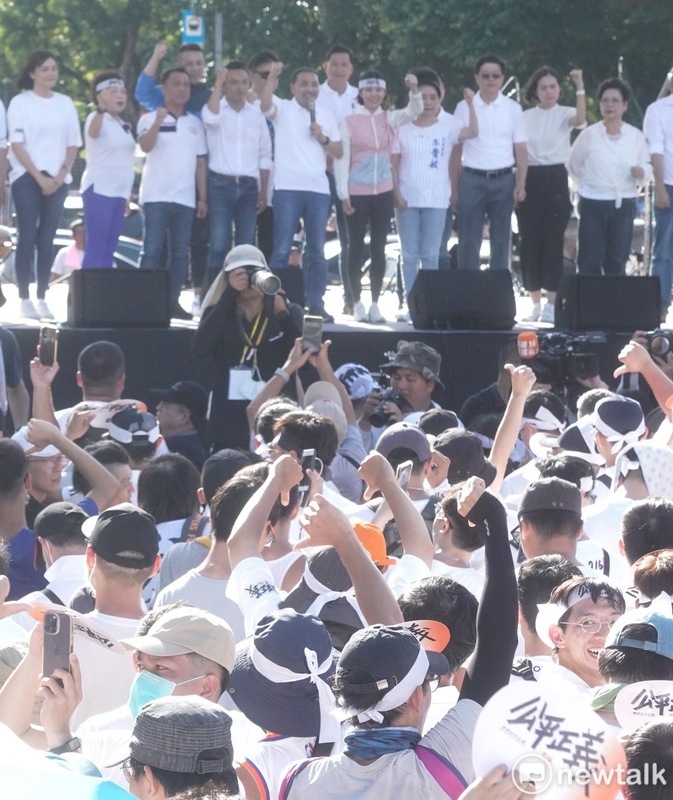 國民黨總統參選人侯友宜出席「716公平正義救台灣」凱道遊行，大喊「公平、正義、侯友宜」，遭現場噓爆。   圖：張良一 / 攝