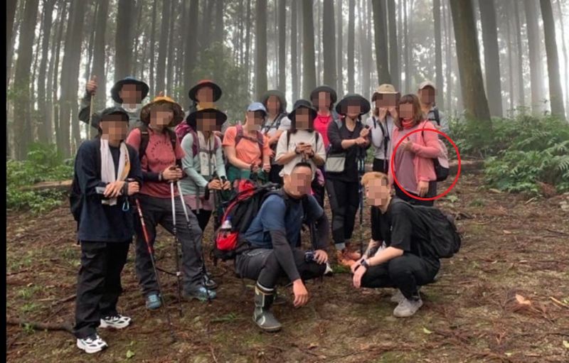 有民眾與一眾朋友登山拍照留念，後續查看卻發現照片中出現「多一隻手」的景象，忍不住把照片放上網求助「徵高手解釋」。   圖／《爆廢公社二館》