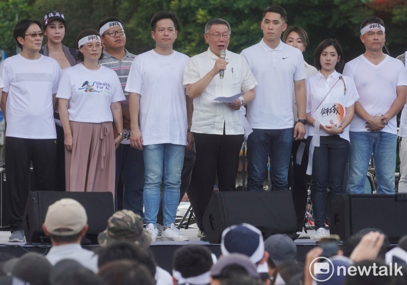 民眾黨總統參選人柯文哲現身「716公平正義就台灣」凱道遊行。   圖：張良一 / 攝