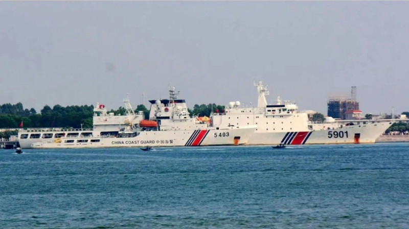 數月來中、菲於南海的對峙態勢越演越烈，據菲律賓媒體報導，排水量達 1.2 萬噸的中國海警 5901 船已抵達美濟礁和仁愛暗沙附近海域。   圖：擷自中國軍事評論「河東三叔」