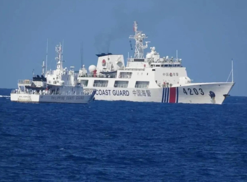 分析認為，中國海警未來將對菲律賓補給船實施攔截，將仁愛暗沙周邊所有通道封鎖，進一步限制或截斷對破登陸艦的補給。   圖：擷自中國軍事評論「河東三叔」