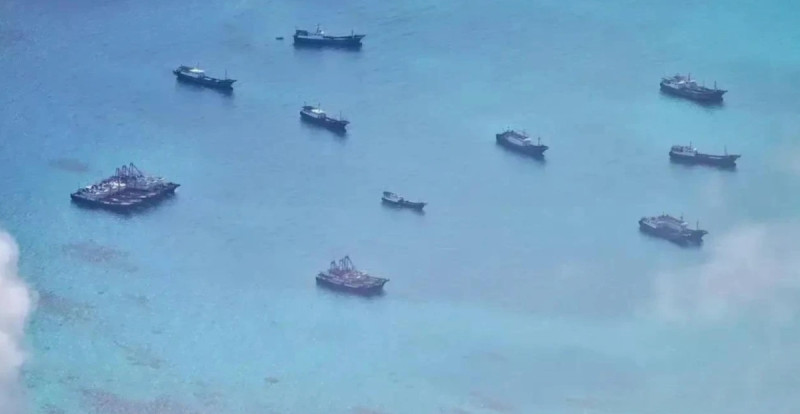 菲律賓於該海域的補給船慣常偽裝成民用船隻。   圖：擷自中國軍事評論「河東三叔」