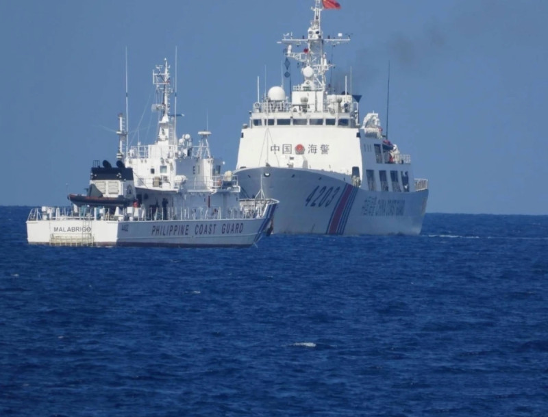中國海警船主砲向前迎頭攔截菲律賓補給船。   圖：擷自中國軍事評論「河東三叔」