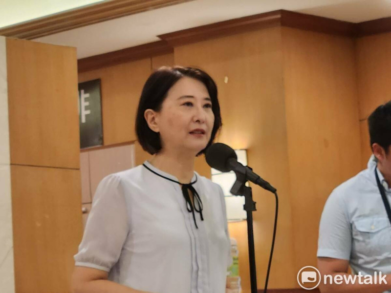 國民黨立委王鴻薇說明周姓元配臨時取消記者會的原因。   圖：黃建豪/攝