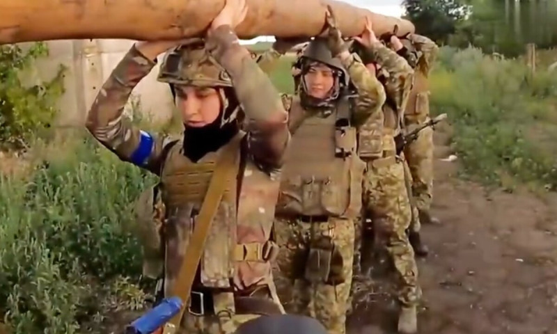 烏軍近期公布了一段影片，影片內容是，烏克蘭女兵在札波羅熱接受訓練。   圖：翻攝自國防時報TV
