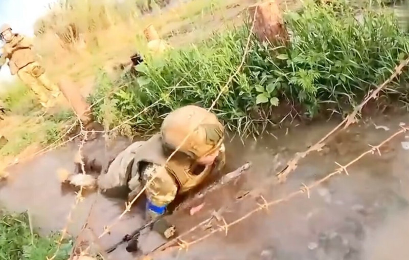 接受訓練的女兵，在泥濘中爬行。   圖：翻攝自國防時報TV