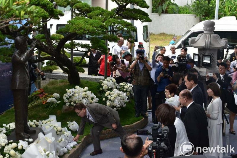 各界日本友人到場向安倍晉三銅像獻花致意。   圖：孫家銘攝