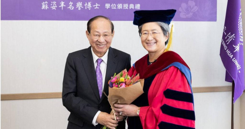 AMD第一位女性執行長蘇姿丰今年六月獲頒清華大學名譽博士，其父蘇春槐獻花。   圖：取自清大官網