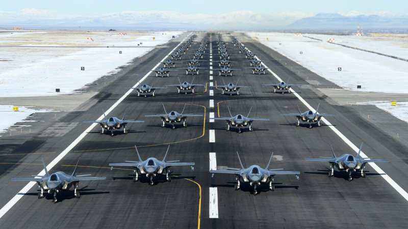 美國國防部長勞埃德·奧斯汀近期下令，向中東部署 F-35 和 F-16 戰鬥機以及托馬斯·哈德納號驅逐艦，以應對伊朗在荷姆茲海峽的活動。圖為美國戰機。 圖：翻攝自 OSINTdefender 推特