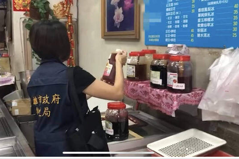 高雄市一家知名剉冰店發生食物中毒事件，11名受害者有１名兒童因疑似腎衰竭被送加護病房，高市衛生局的檢測結果顯示沙門氏菌呈陽性。   圖：高雄衛生局／提供