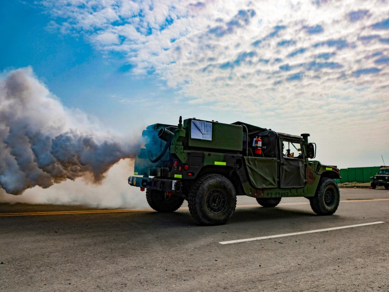 陸軍利用多輛 M56 渦輪發煙車同時釋放煙霧，掩蔽海岸線及防護目標。   圖：翻攝自臉書中華民國陸軍