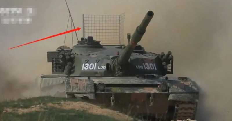 而近期，一輛解放軍現役 96 式坦克也於砲塔後部架起了一張金屬網，引發借鏡俄烏戰爭的聯想。不過，報導解釋，該設計僅是用於回收彈殼。   圖：擷取自中國評論專欄「浩外同學」