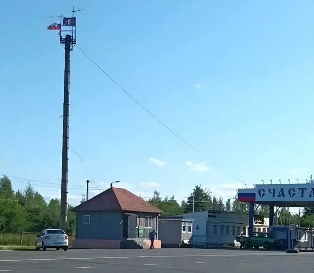 俄羅斯與白俄羅斯邊境關口上同時懸掛俄羅斯國旗與瓦格納旗幟。   圖：翻攝自騰訊網／第一軍情