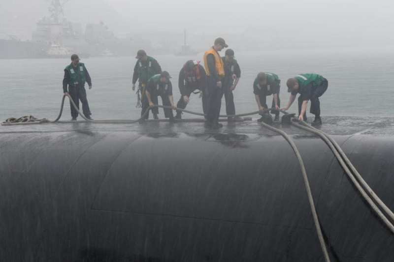 美軍戰略核潛艦「肯塔基號(SSBN-737)」18日駛入南韓釜山。   圖：翻攝US NAVY