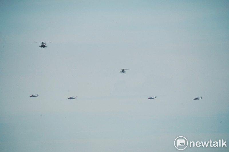 模擬敵軍的兩架阿帕契攻擊直升機和載運敵特戰人員的4架黑鷹直升機，自桃園機場南邊攻擊並空降特戰人員到機場停機坪。   圖：張良一/攝