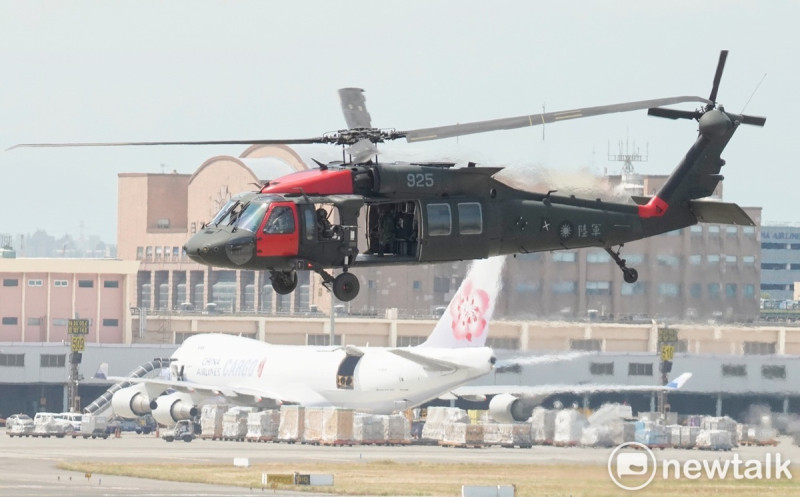 模擬敵軍的黑鷹直升機載運敵特戰人員攻擊桃園機場。   圖：張良一/攝