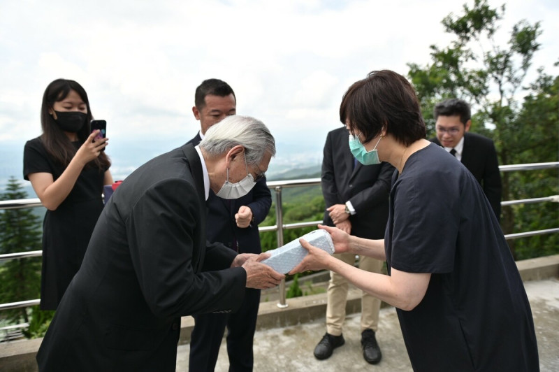 安倍昭惠回贈清酒「大和之心」   