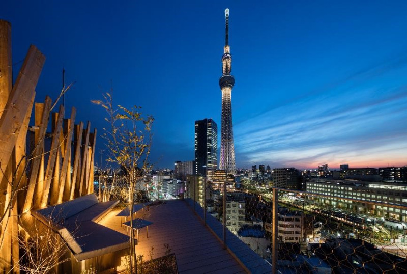 ONE＠Tokyo最高層的「@rooftop」可180度眺望壯闊夜景。   圖：© ONE＠Tokyo／提供