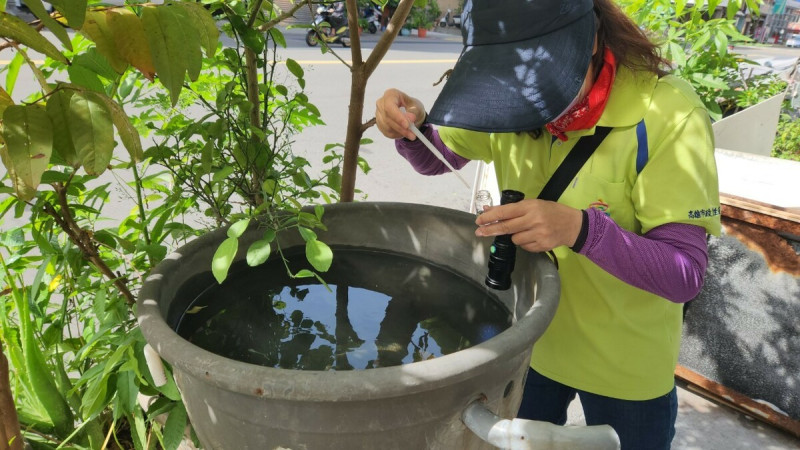 衛生局加強在積水容器查察病媒蚊幼蟲。   圖：高雄市衛生局/提供