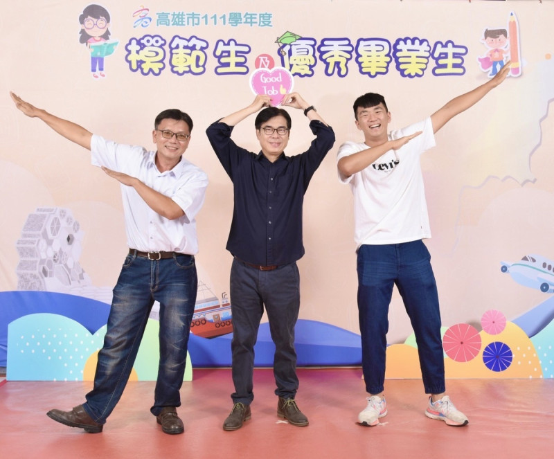 福誠高中林柏廷(右)擺出陳其邁競選時招牌的超人動作。   圖：高雄市教育局提供