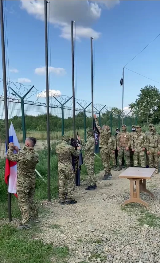瓦格納士兵降下位於莫爾金基地內的俄國國旗與瓦格納旗幟。   圖：翻攝自瓦格納集團Telegram