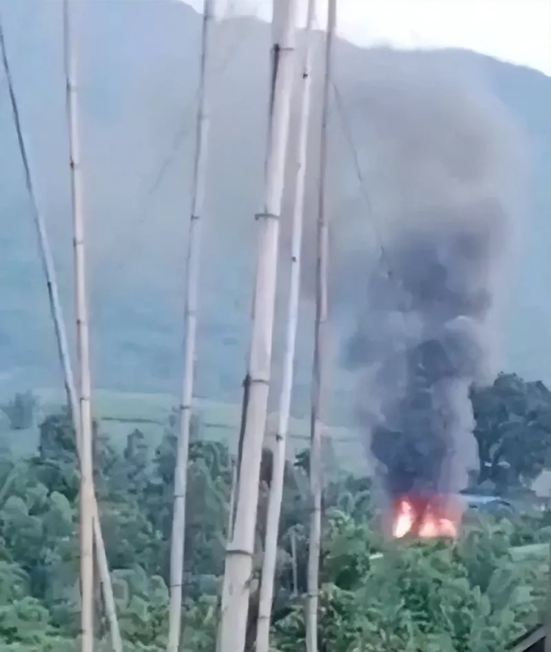 克欽獨立軍與緬甸國防軍在木姐－臘戌間爆發激烈衝突，民宅被砲彈波及。 圖：翻攝自緬甸中文網