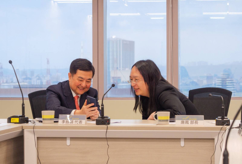 數位發展部唐鳳部長昨天和今年到任的駐台北韓國代表部李殷鎬代表會面。   圖：數位發展部提供