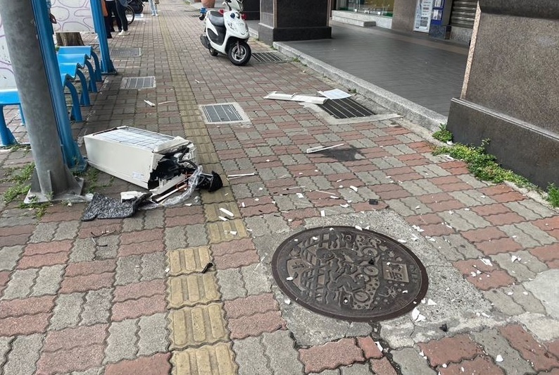 新埔站旁大樓冷氣室外機掉落，女子當場遭砸中，送醫後宣告不治   圖:翻攝畫面